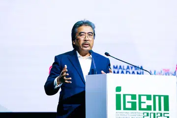  Menteri Perladangan dan Komoditi, Datuk Seri Johari Abdul Ghani.
