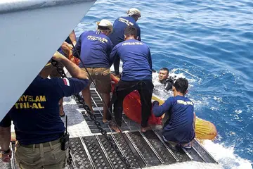 KEJARKAN MASA: Penyelam Indonesia mempergiat usaha menemui perakam suara kokpit (CVR) yang dikata dapat membantu pegawai penyiasat mengetahui apa yang berlaku sebelum pesawat Lion Air JT610 menjunam ke Laut Jawa. - Foto EPA-EFE 