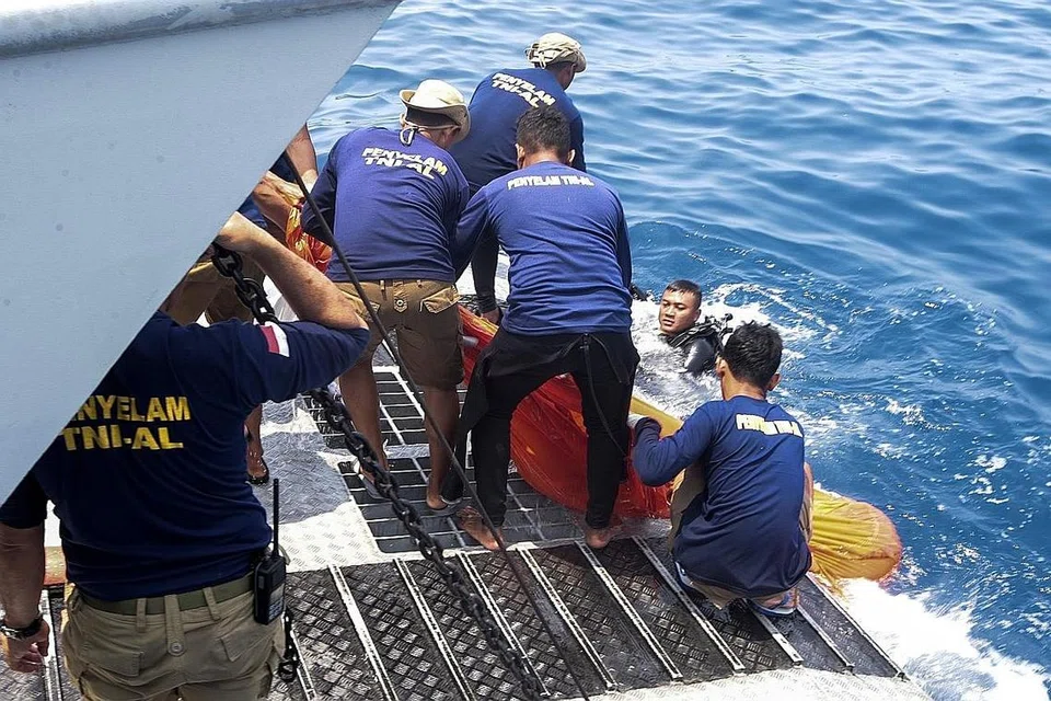 KEJARKAN MASA: Penyelam Indonesia mempergiat usaha menemui perakam suara kokpit (CVR) yang dikata dapat membantu pegawai penyiasat mengetahui apa yang berlaku sebelum pesawat Lion Air JT610 menjunam ke Laut Jawa. - Foto EPA-EFE 