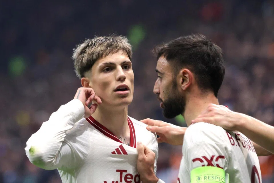 ANCAMAN TIDAK DIJANGKA: Tanggungjawab mengancam Newcastle kini dipikul oleh penyerang remaja Manchester United, Alexandro Garnacho, 19 tahun (kiri). Ini lebih-lebih lagi selepas beliau menjaringkan satu gol ke atas Galatasaray dan menyumbatkan gol sensasi semasa menentang Everton. Di kanan ialah Bruno Fernandez , kapten dan pemain tengah United.