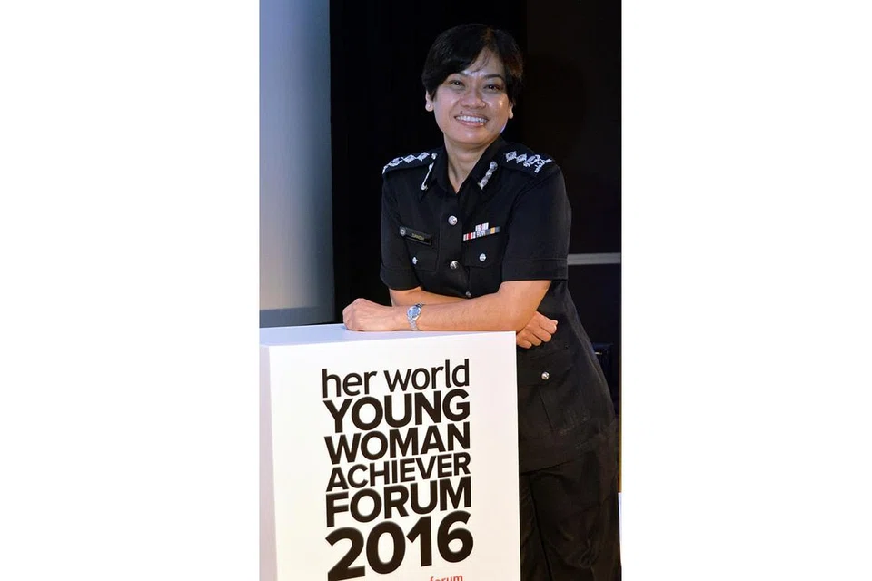 SEDIA TERIMA KRITIKAN MEMBINA: Menyusuli ungkapan pegawai peringkat paling bawah yang tidak disangka-sangkanya, Penolong Pesuruhjaya Kanan (SAC) Polis, Cik Zuraidah Abdullah, tersentak lalu dengan berlapang dada terus membuat perubahan segera dengan belajar menggunakan sofwe komputer terkini pada hari yang sama. - Foto-foto KHALID BABA