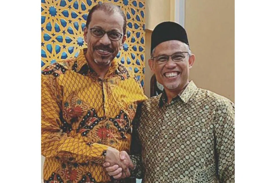 MERAIKAN PEMBUKAAN SEMULA MASJID: Mantan Duta Besar UAE ke Singapura, Dr Mohamed Omar Abdulla Balfaqeeh bersama Menteri Bertanggungjawab bagi Ehwal Masyarakat Islam, Encik Masagos Zulkifli Masagos Mohamad, di Masjid Darul Ghufran selepas diubah elok. Gambar diambil sebelum peraturan jarak sosial dan pemakaian pelitup dikuat kuasa bagi mengekang penularan Covid-19. - Foto fail