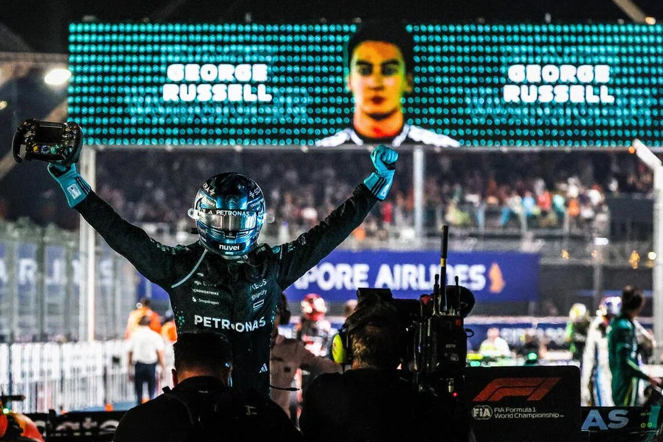 Pelumba Mercedes, George Russell, meraikan kejayaan menjuarai Grand Prix Singapura 2025, sekali gus memadamkan kekecewaan edisi-edisi terdahulu.