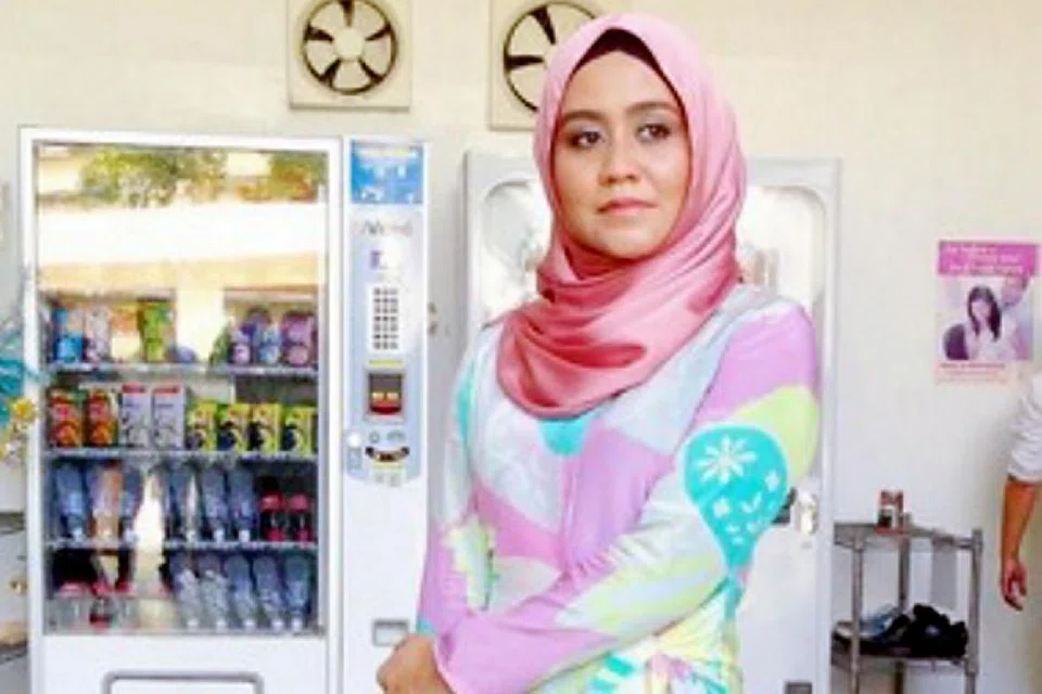  ADA RUPA ADA HARGA: Golongan profesional seperti Cik Marwina Othman berbelanja sekitar $300 sebulan membeli pakaian dan tudung berjenama demi memastikan mutunya terjamin. - Foto INSTAGRAM MARWINA 