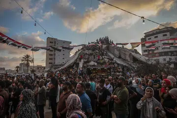 Penduduk Palestin yang kehilangan tempat tinggal berkumpul untuk menyaksikan perlawanan Piala Dunia FIFA 2026 pusingan 16 terbaik antara Argentina dan Mesir di Bandar Gaza pada 7 Julai 2026. Ketika kehidupan harian masih dibelenggu peperangan, Hamas mengumumkan pembubaran badan pentadbiran awamnya dan penyerahan kuasa kepada  Jawatankuasa Nasional bagi Pentadbiran Gaza (NCAG) namun penganalisis berpendapat usaha damai masih sukar dicapai selagi isu pelucutan senjata Hamas belum diselesaikan.