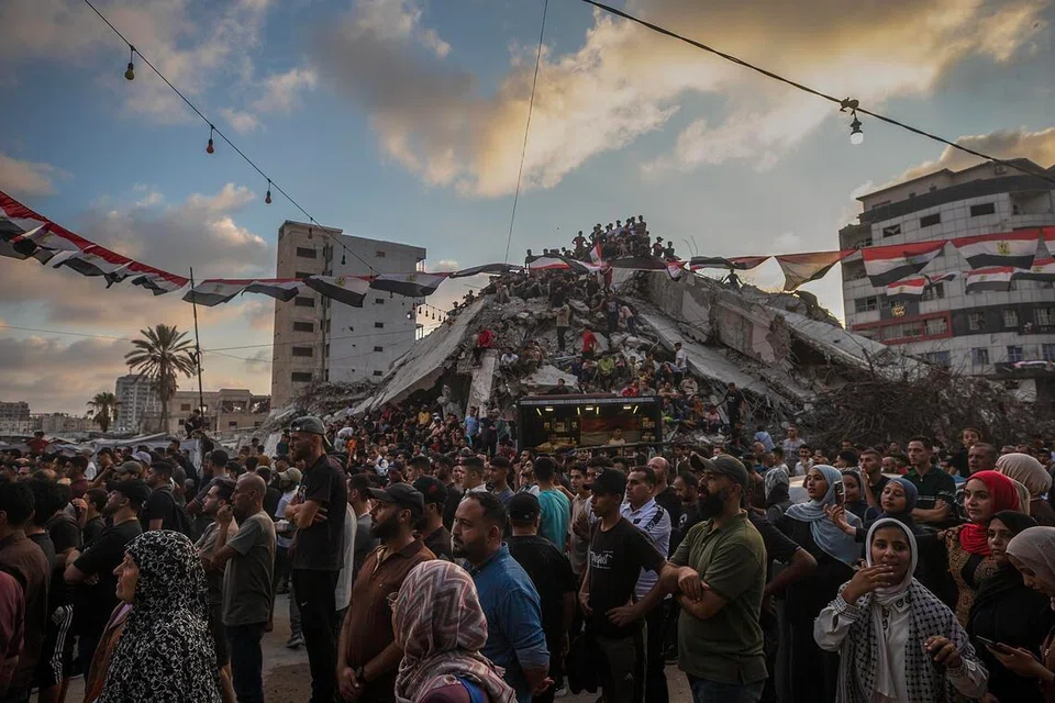 Penduduk Palestin yang kehilangan tempat tinggal berkumpul untuk menyaksikan perlawanan Piala Dunia FIFA 2026 pusingan 16 terbaik antara Argentina dan Mesir di Bandar Gaza pada 7 Julai 2026. Ketika kehidupan harian masih dibelenggu peperangan, Hamas mengumumkan pembubaran badan pentadbiran awamnya dan penyerahan kuasa kepada  Jawatankuasa Nasional bagi Pentadbiran Gaza (NCAG) namun penganalisis berpendapat usaha damai masih sukar dicapai selagi isu pelucutan senjata Hamas belum diselesaikan.