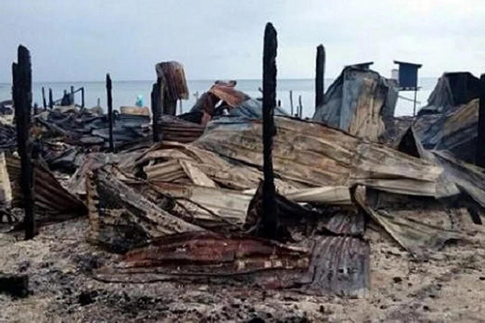 TINGGAL ABU: Beginilah keadaan rumah Zero yang hangus terbakar. Ada 69 rumah lagi yang terbakar akibat kejadian ini. - Foto-foto MSTAR ONLINE