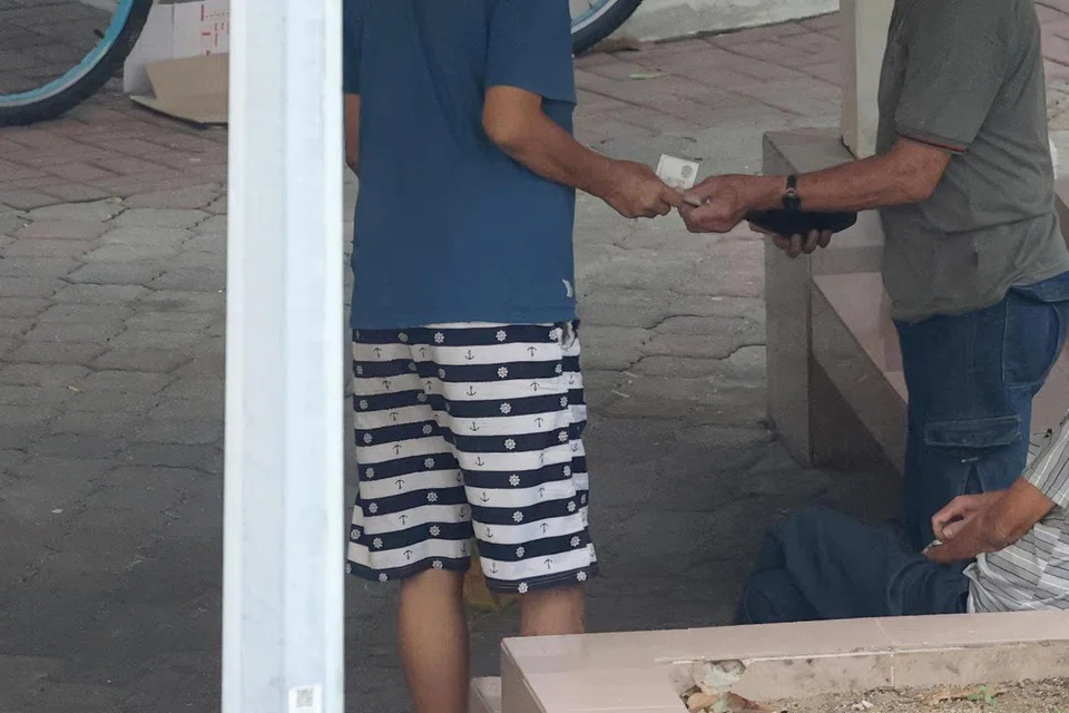 KEGIATAN HARAM: Sebanyak 53 karton dan 46 paket rokok tidak dibayar cukai dirampas di French Road di Lavender semasa satu operasi pada 11 Oktober.