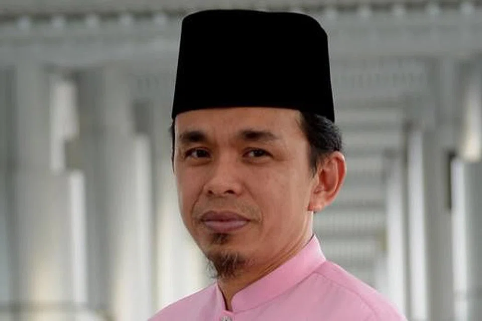 PERLU IMBANGI MASA: Ustaz Azmi giat dalam berdakwah, perniagaan, kegiatan sosial malah pernah muncul dalam dua telemovie.