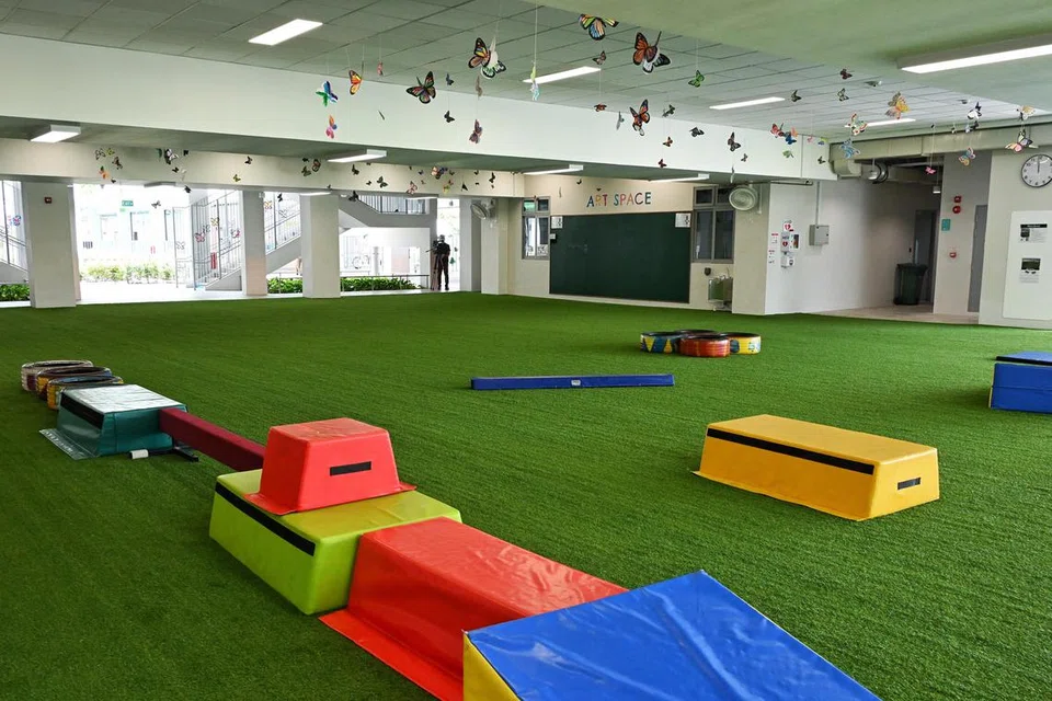 Menurut Rainbow Centre, reka bentuk kampus Sekolah Admiral Hill diisi kehijauan untuk membantu pelajar mengatur diri sambil memberi kesan menenangkan bagi para pendidik. Dipanggil ‘Meadow’, kawasan rumput permaidani itu dilengkapkan laluan berhalangan mini dan dinding seni untuk pelajar bermain.