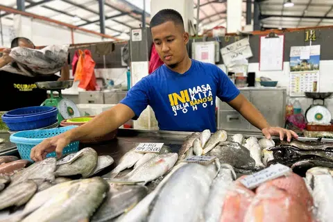 Pengusaha gerai ikan, Encik Muhammad Azhar Azman, enggan melihat golongan muda di Muar terlibat dalam kegiatan tidak berfaedah.