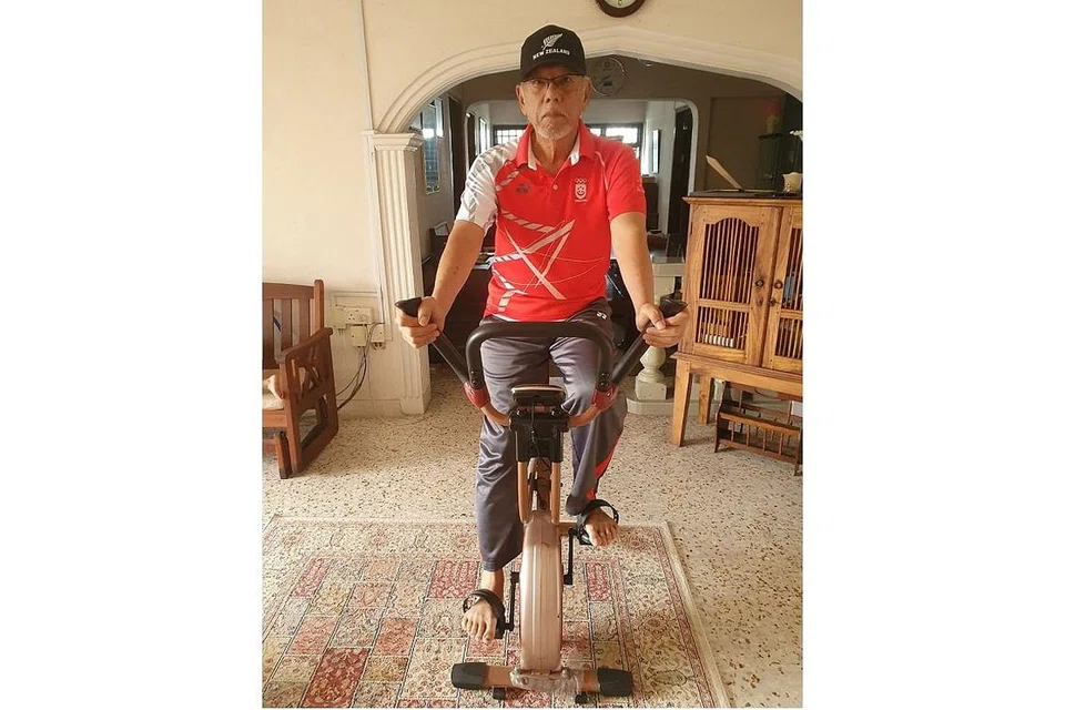 TAK BOLEH KELUAR TIADA MASALAH: Encik Abdul Latiff berusaha mengekalkan kesihatan dan aktif dengan berbasikal dan mendayung menggunakan mesin di rumah. - Foto ihsan ABDUL LATIFF OTHMAN