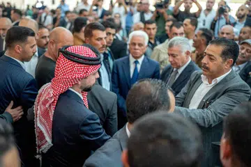 Putera Mahkota Jordan, Putera Hussein (kiri), menyampaikan ucapan takziah dalam majlis memperingati mangsa serangan di Gereja St George di Kampung Hammoud, wilayah Karak, Jordan, pada 25 Oktober 2026. Serangan bersenjata pada 23 Oktober itu mengorbankan sembilan nyawa, manakala 25 mangsa lain masih dirawat di hospital. Singapura turut mengutuk serangan tersebut dan menegaskan sokongannya kepada Jordan dalam memerangi pengganasan.
