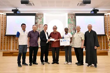 Sumbangan berjumlah $180,000 daripada tiga pertubuhan agama, iaitu Singapore Buddhist Lodge (SBL), Tabernacle Church and Mission (TCM) dan Geetha Ashram Singapore, diserahkan kepada Pengerusi Humanity Matters, Encik Ong Keng Yong (empat dari kanan), pada 13 Oktober bagi menyokong usaha pemulihan mangsa banjir dan tanah runtuh di Nepal.