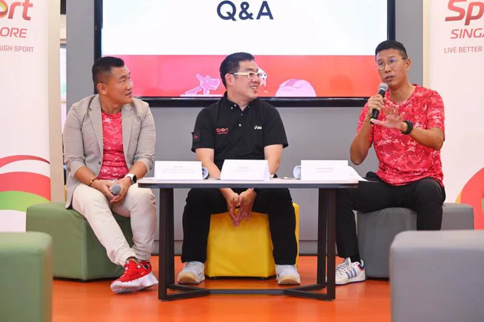 (Dari kiri) Ketua kumpulan pembangunan industri, teknologi dan inovasi SportSG, Roy Teo; CEO  SportSG, Alan Goh; dan ketua ActiveSG, Tan Hock Leong,  dalam taklimat media di Pusat Sukan Delta ActiveSG pada 2 Mei. 