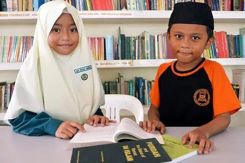 DUA PEMENANG: (Dari kiri) Nur Rifqah Adriana Amin dan Muhammad Nur Iman Ramlan antara tujuh finalis peraduan Little Sahabats 2. - Foto KHALID BABA