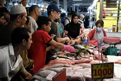 Perniagaan di Pasar Geylang Serai terus rancak pada 28 Julai, hari terakhir sebelum ia ditutup tiga bulan bagi kerja naik taraf.