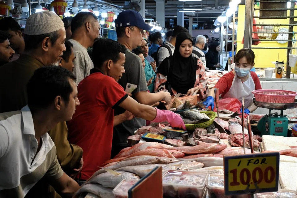 Perniagaan di Pasar Geylang Serai terus rancak pada 28 Julai, hari terakhir sebelum ia ditutup tiga bulan bagi kerja naik taraf.