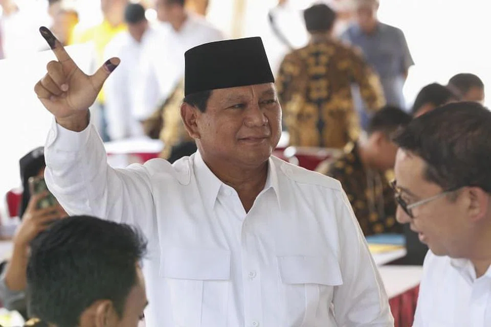 PILIHAN RAYA INDONESIA: Prabowo Subianto menunjukkan jarinya yang mempunyai kesan dakwat kepada penyokongnya di sebuah pusat mengundi di Kampung Bojong Koneng di Bogor, Indonesia, pada 17 April 2019.