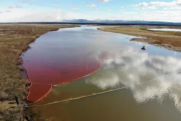 PENCEMARAN SUNGAI: Tumpahan lebih 20,000 tan minyak diesel berlaku pada Jumaat lalu (29 Mei) di Sungai Ambarnaya. Sebuah takungan bahan bakar runtuh di sebuah loji kuasa berhampiran bandar Norilsk, yang terletak di atas Garisan Arctic, dan bocor ke sungai berdekatan.