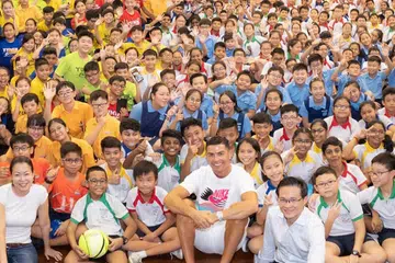 BERI INSPIRASI: Cristiano Ronaldo (tengah) melawat Sekolah Rendah Yumin di Tampines pada 2019 bagi menyokong Biasiswa Yayasan Olimpik Singapura-Peter Lim. 