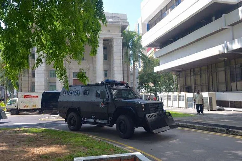 Yang pertama daripada tiga kenderaan berperisai yang membawa Rahman Mizanur, Miah Rubel, Md Jabath Kysar Haje Norul Islam Sowdagar, dan Sohel Hawlader Ismail Hawlader ke Mahkamah Negara. 