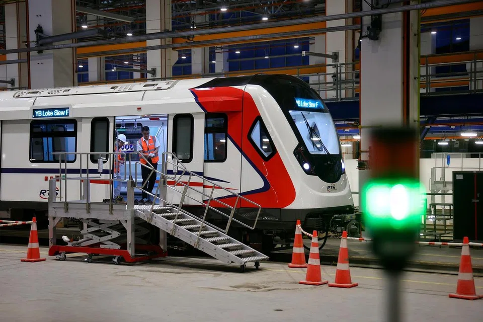 Kereta api yang berukuran 76.5 meter itu boleh mencapai kelajuan hingga 80 kilometer sejam, dengan tempoh perjalanan hanya lima minit antara Singapura dengan Johor Bahru.
