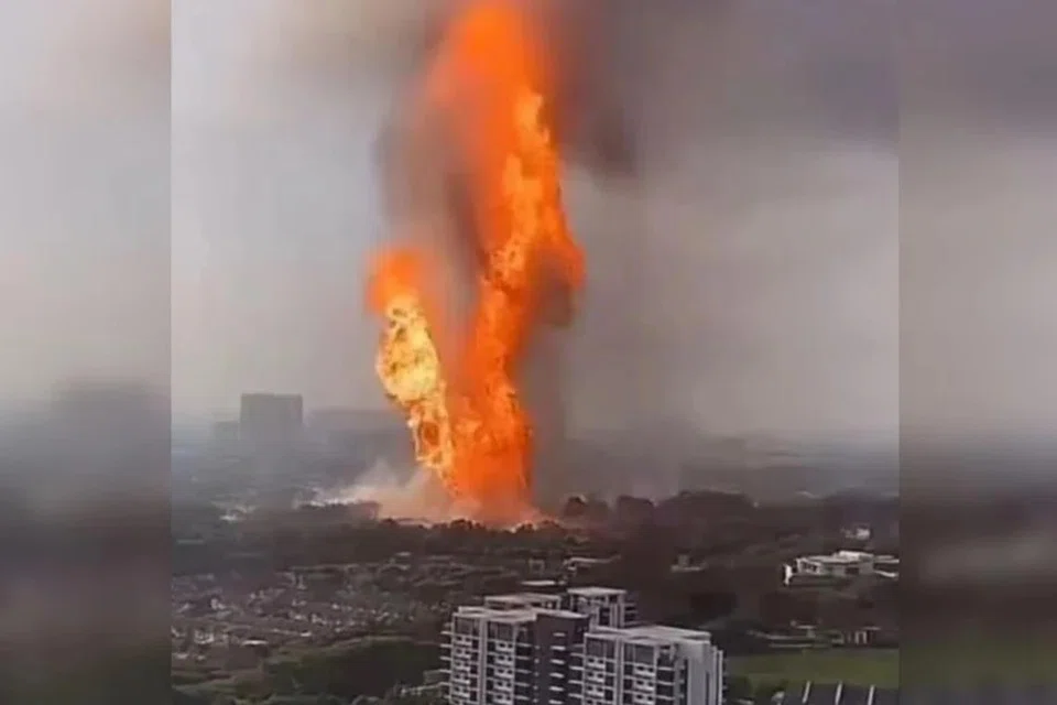 Tangkap layar video kesan kebakaran yang masih belum dapat dikawal jelas kelihatan dari jarak jauh. Kebakaran membabitkan saluran paip gas LPG yang terletak di Jalan Putra Harmoni, Putra Height, Selangor, pada pagi 1 April.