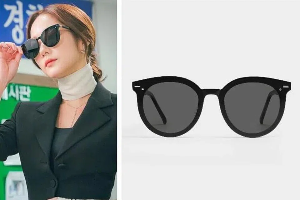 Cermin mata hitam daripada Gentle Monster itu mempunyai siluet yang ringkas tetapi kemas, menjadikannya serba boleh untuk digayakan.