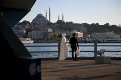 Setiap senja, Jambatan Galata dicari-cari pasangan yang mendambakan suasana romantis. 