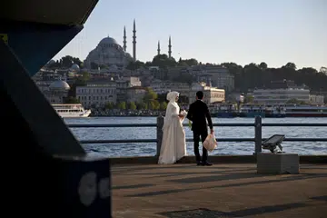 Setiap senja, Jambatan Galata dicari-cari pasangan yang mendambakan suasana romantis. 