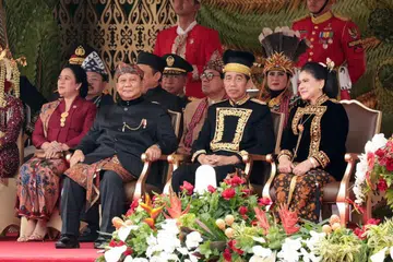 Presiden Joko Widodo (dua dari kanan)  ditemani isterinya, Cik Iriana Widodo (kanan) menghadiri Hari Kemerdekaan Indonesia yang ke-79 pada 17 Ogos yang buat pertama kali diadakan di Istana Garuda, di ibu kota baru Nusantara, sekitar Kalimantan Timur. Bersama mereka ialah Presiden Dipilih, Encik Prabowo Subianto (dua dari kiri) dan Pengerusi Parlimen Indonesia, Cik Maharani (kiri).  