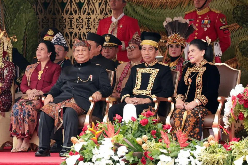 Presiden Joko Widodo (dua dari kanan)  ditemani isterinya, Cik Iriana Widodo (kanan) menghadiri Hari Kemerdekaan Indonesia yang ke-79 pada 17 Ogos yang buat pertama kali diadakan di Istana Garuda, di ibu kota baru Nusantara, sekitar Kalimantan Timur. Bersama mereka ialah Presiden Dipilih, Encik Prabowo Subianto (dua dari kiri) dan Pengerusi Parlimen Indonesia, Cik Maharani (kiri).  