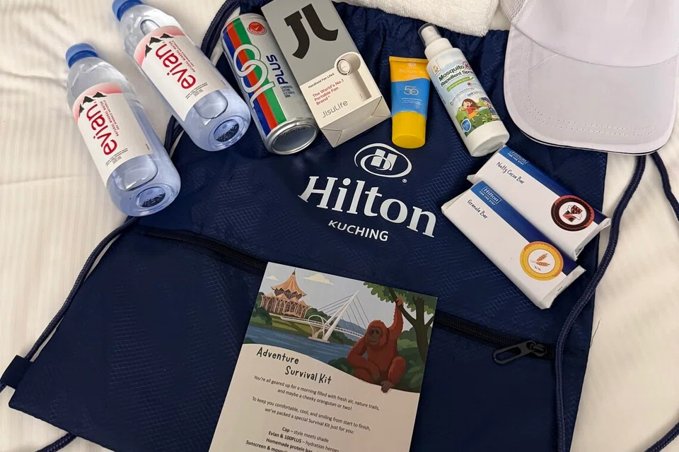 Beg cenderahati yang disediakan oleh Hilton Kuching bagi lawatan sehari di sekitar Kuching pada keesokan harinya. Ia merangkumi kipas mudah alih, pelindung matahari, ubat pencegah serangga, coklat, air minuman, topi untuk melindungi daripada panas matahari, tuala serta  sepucuk surat daripada Hilton Kuching.