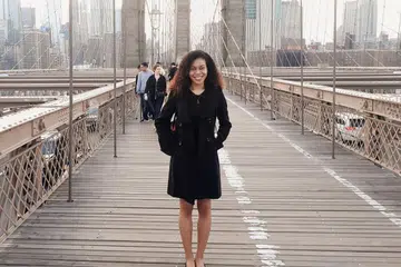 PELUANG KEEMASAN: Cik Ijechi Nazirah Nazri Nwaozuzu harus menyesuaikan diri dengan cara bekerja orang di New York, Amerika Syarikat, yang berbeza daripada cara bekerja di Singapura. - Foto ihsan IJECHI NAZIRAH NAZRI NWAOZUZU