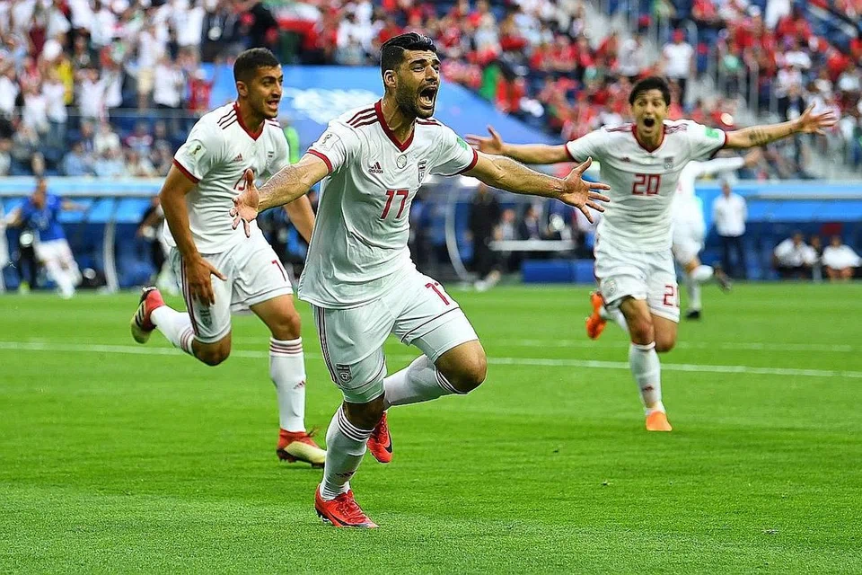 KEMENANGAN BERSEJARAH: (Dari kiri) pemain Iran, Mehdi Taremi, Majid Hosseini dan Sardar Azmoun, meraikan kemenangan ke atas Maghribi minggu lalu tetapi mereka dijangka berhadapan tugas lebih mencabar apabila turun menentang juara dunia 2010, Sepanyol, awal pagi esok. - Foto REUTERS