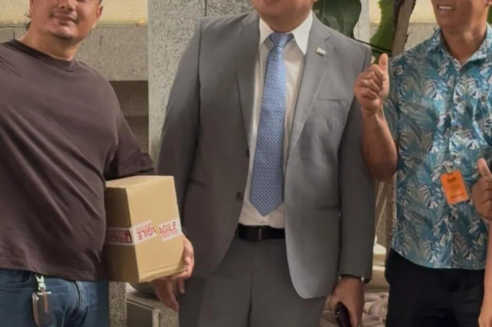 Datuk Nizar Najib, anak kepada bekas Perdana Menteri Najib Tun Razak, turut hadir di Istana Kehakiman, Putrajaya, untuk mendengar keputusan kes penyelewengan RM2.3 bilion dana 1Malaysia Development Berhad (1MDB) pada 26 Disember. 