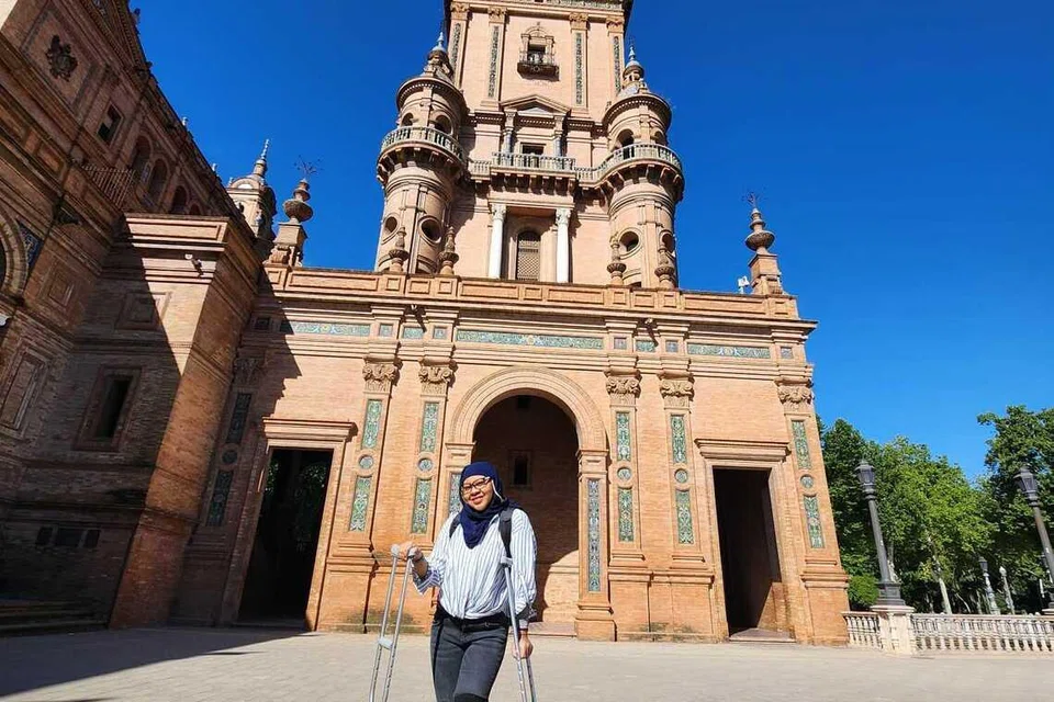 Penulis bergambar di depan Plaza de España, sebuah kompleks monumental yang terletak di dalam Taman María Luisa, dibina untuk Pameran Ibero-Amerika pada tahun 1929.