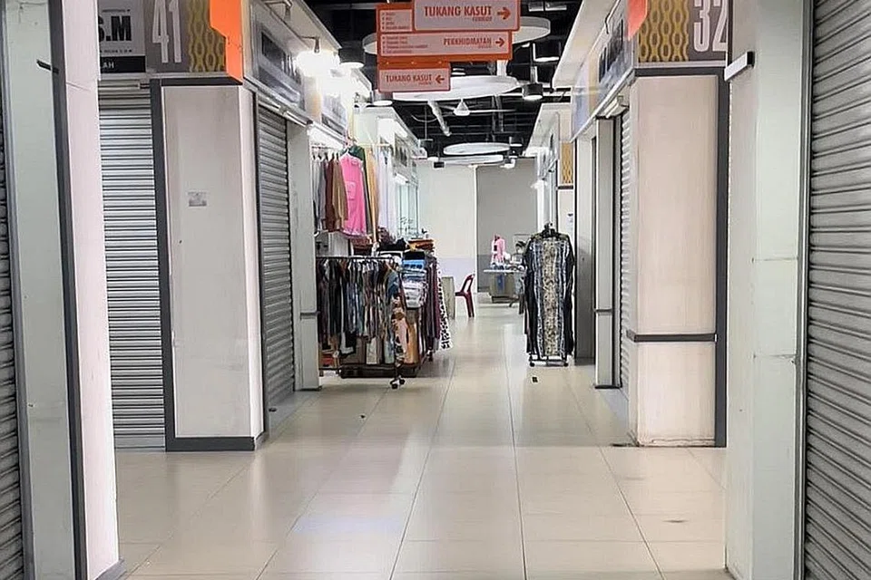 SEPI: Perniagaan di Larkin masih belum pulih meskipun sempadan darat dibuka pada April 1 lalu. Sebelum pandemik Covid-19, Larkin Sentral adalah salah satu tempat yang sering dikunjungi pengunjung dari Singapura kerana ia menjadi lokasi transit sebelum mereka meneruskan perjalanan ke lokasi pilihan selepas keluar dari Tambak Johor.