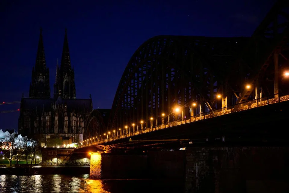 Katedral Cologne, satu Tapak Warisan Dunia Pertubuhan Pendidikan, Saintifik dan Kebudayaan Pertubuhan Bangsa-Bangsa Bersatu (Unesco) dengan lampunya dimatikan. Jambatan kereta api Hohenzollern merentasi Sungai Rhine juga turut serta dalam ‘Sejam Waktu Bumi’ di Cologne, Jerman.