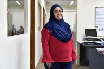 INGIN TAMBAH PILIHAN: Cik Nur Iza percaya setiap kursus atau latihan yang dilengkapinya akan menambah pilihan untuk beliau memperluas kerjayanya. - Foto BH oleh NG SOR LUAN