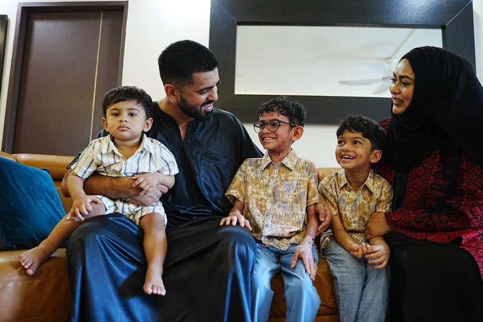 Keriangan Raed (tengah) sentiasa menghiburkan keluarganya (dari kiri) Khaled Hamad Mohammad Shanwaz, Mohammad Shanwaz Mohammad Sharif, Umar Hamzah Mohammad Shanwaz dan Nurzeehan Abdul Halim.