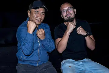 SEDIA SAHUT CABARAN: Khairudin Samsudin (kiri), pengarah 'Saga 2.0' bersama Shannon Berkett, penerbit drama tersebut. Khairudin mengakui jarang menonton filem aksi, namun beliau tetap berani menyahut cabaran mengarah drama aksi mempertahan diri itu. Shanon pula berkata skala buat 'Saga 2.0' jauh lebih besar kerana unsur teknikalnya dan persiapan mencari prop. - Foto NUR DIYANA TAHA