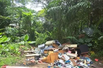 PERABOT DIBUANG SEMBARANGAN: Siow Wei Wen diupah untuk memindahkan perabot  tidak diingini ke pusat kitar semula di Sungei Kadut Drive tetapi dia membuangnya di sebuah kawasan terpencil di Kheam Hock Road.