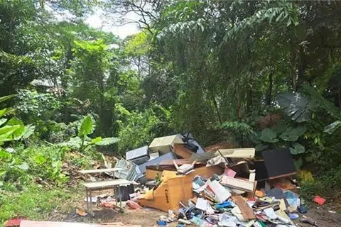 PERABOT DIBUANG SEMBARANGAN: Siow Wei Wen diupah untuk memindahkan perabot  tidak diingini ke pusat kitar semula di Sungei Kadut Drive tetapi dia membuangnya di sebuah kawasan terpencil di Kheam Hock Road.