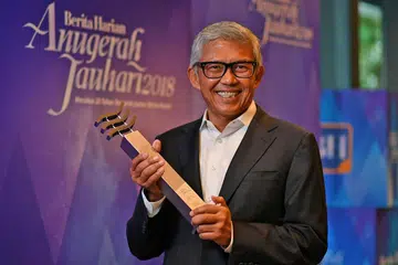 JAUHARI BERITA HARIAN: Encik Bahren (atas) merupakan penerima ke-20 Anugerah Jauhari Berita Harian. Beliau diiktiraf atas pencapaiannya yang cemerlang dalam bidang profesional serta sumbangannya kepada masyarakat dan negara. - Foto BH oleh CHONG JUN LIANG