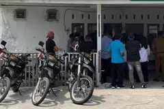 Penduduk di Kampung Padang Sarai, Daerah Koto Tangah, Kota Padang, berada di sebuah rumah doa Kristian selepas serangan yang dilakuakn oleh beberapa individu pada 27 Julai 2025. 