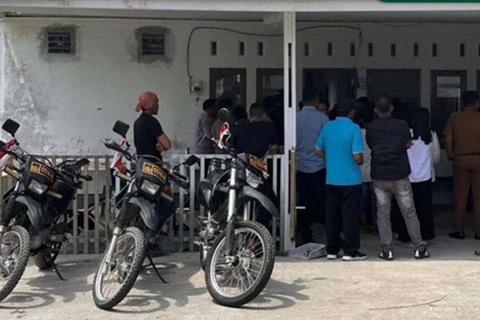 Penduduk di Kampung Padang Sarai, Daerah Koto Tangah, Kota Padang, berada di sebuah rumah doa Kristian selepas serangan yang dilakuakn oleh beberapa individu pada 27 Julai 2025. 