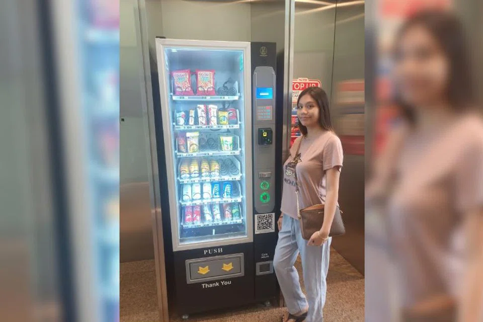 Cik Nur Azmina Azmi Mahmood, 25 tahun, menyewa sebuah mesin layan diri pada awal 2023 namun membatalkan perjanjian selepas beliau mendakwa, tidak diberi sebahagian hasil penjualannya daripada syarikat yang menyewakan mesin itu kepadanya.