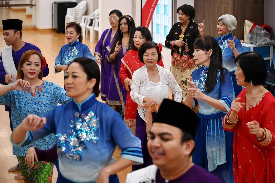 sajak, kamaria buang, harmonikan suasana